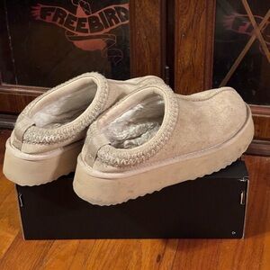 Altard State cloud Slipper in Size 8